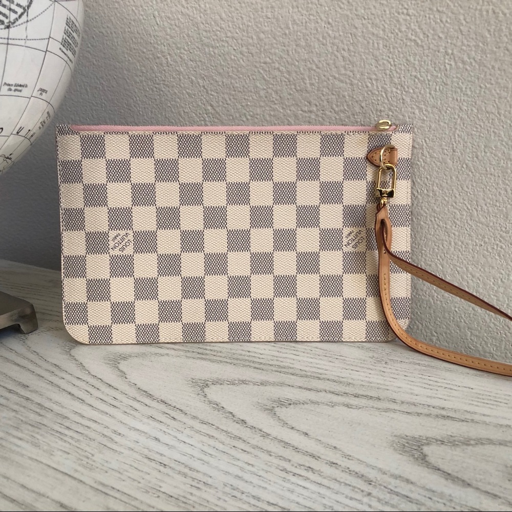 Like new Louis Vuitton neverfull wristlet pouch DA